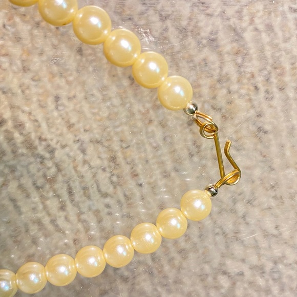 Chunky Pearl Shell Statement Necklace - Picture 4 of 4